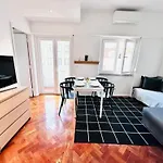 The Redondo House - No 4E2 - Comfortable One-Bedroom Apartment