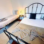 The Redondo House - No 4E2 - Comfortable One-Bedroom Apartment